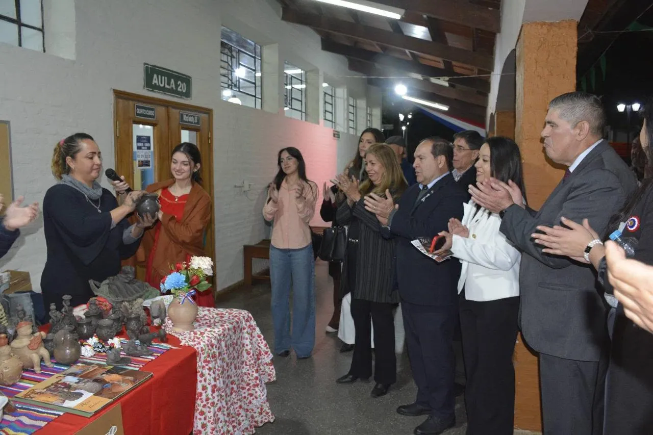 Presentación de piezas de cerámica en una de las actividades de la semana, con los asistentes aplaudiendo