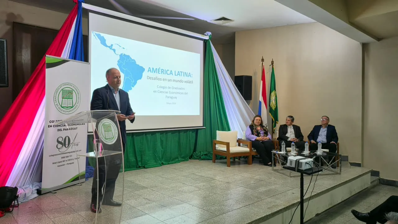 Carlos Fernández Valdovinos durante su exposición en el Colegio