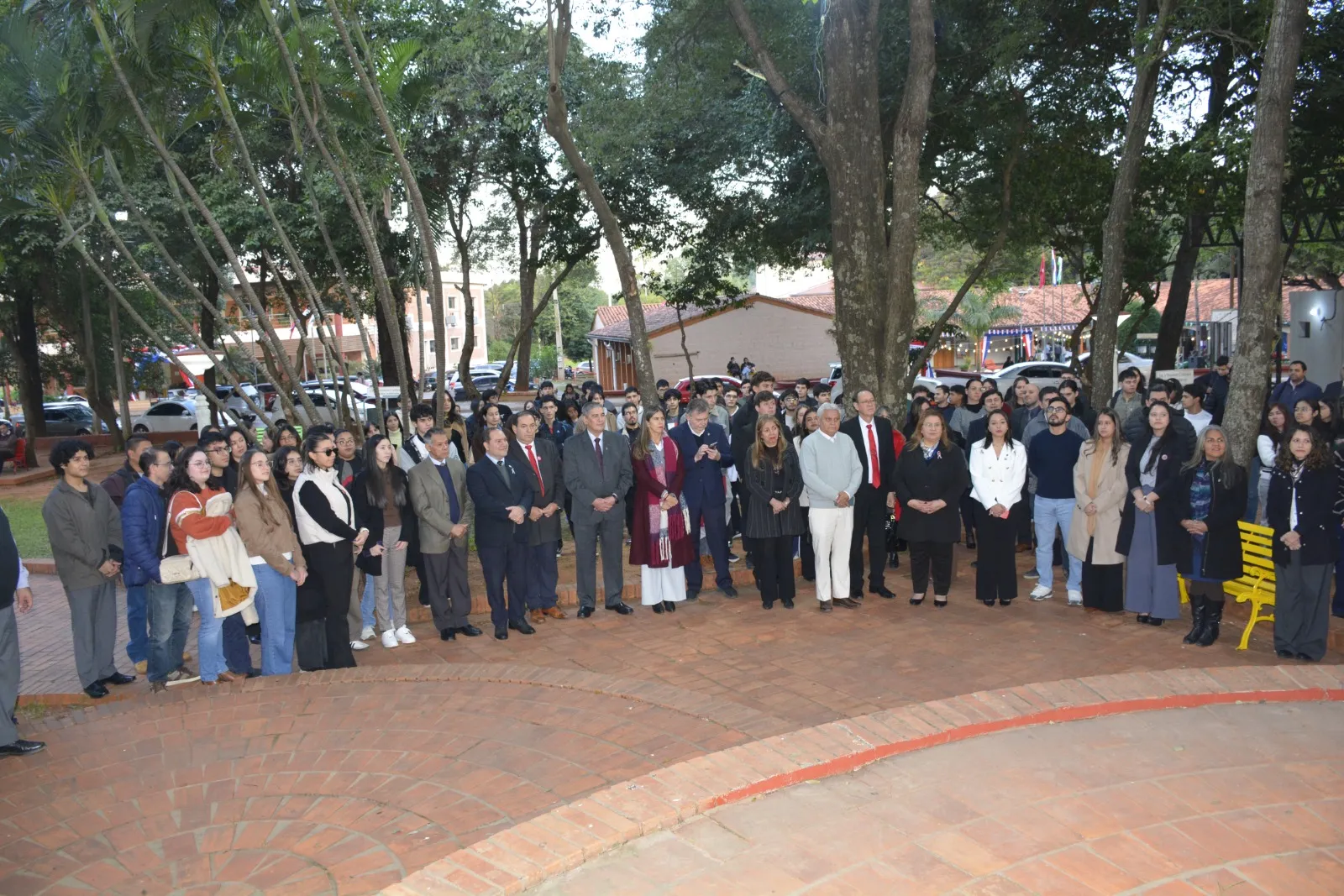 Autoridades, docentes y estudiantes reunidos al aire libre durante el acto conmemorativo de la Semana del Economista